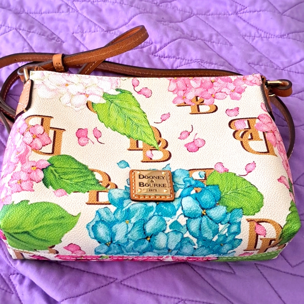 Dooney & Bourke Pouchette Hydrangea beige background